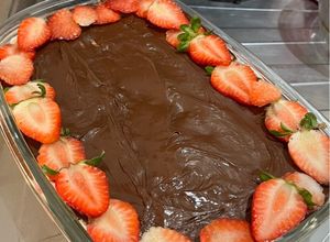 Foto de Pavê de morango com leite e chocolate meio amargo