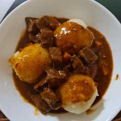 Una foto de Gulash de carne