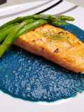 Salmone flambato su crema di cavolo cappuccio🐟