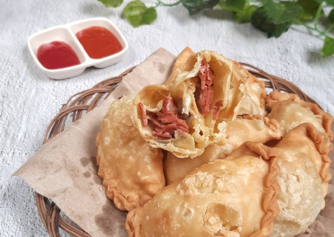 Pastel isi smoke beef dan keju melt