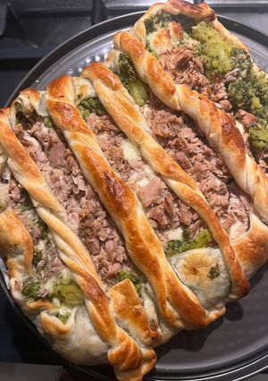 A picture of Cheesy Puff Pastry Roll with Broccoli and Tuna.
