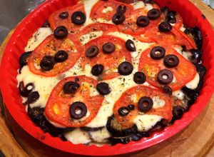 Una foto de Pizza de berenjena, mozzarella y tomate. (Sin harina! Con base de berenjena)