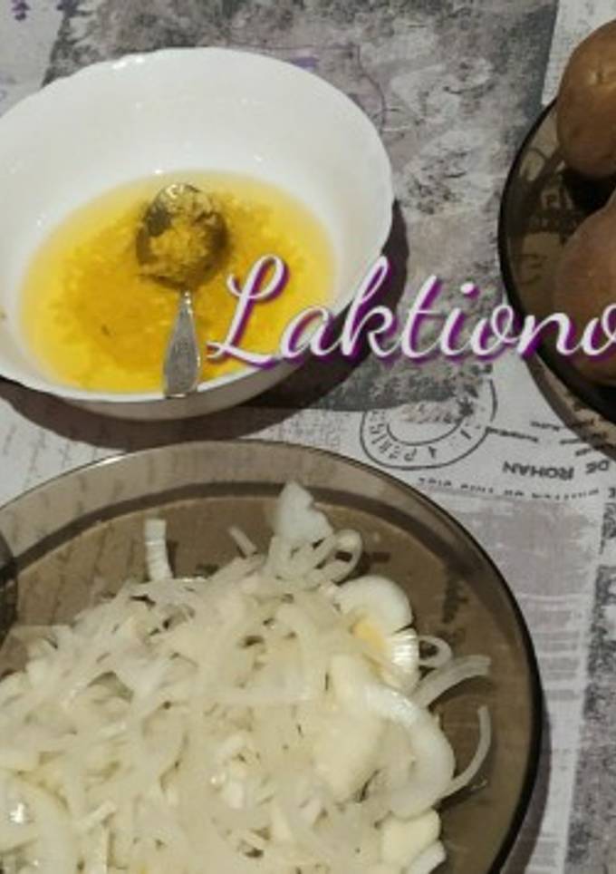 Картопля в мундирах з соусом і цибулею