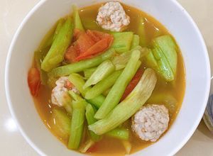 Hình của món Canh chua thịt viên nấu với dọc mùng.