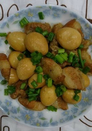 Hình của món Thịt ba chỉ kho trứng cút.