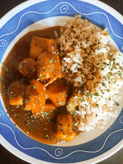 Una foto de Pechugas de pollo al curry, yakiniku y leche de coco con arroz