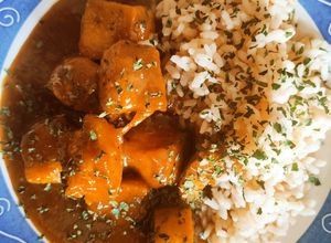 Foto principal de Pechugas de pollo al curry, yakiniku y leche de coco con arroz