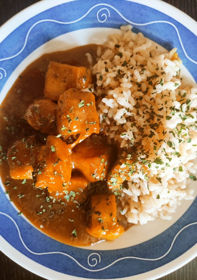Una foto de Pechugas de pollo al curry, yakiniku y leche de coco con arroz