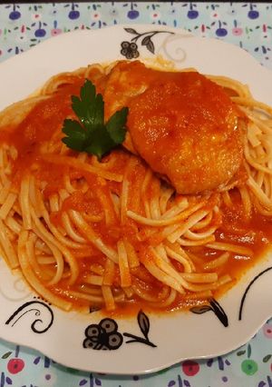 Una foto de Tallarines en Salsa Roja de Pollo