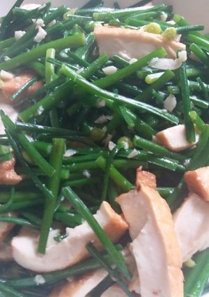 Foto resep Tumis kembang kucai dan fish cake