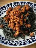 Spaghetti negros con falsa boloñesa (de soja texturizada)