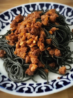 Una foto de Spaghetti negros con falsa boloñesa (de soja texturizada)