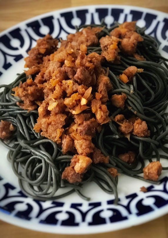Una foto de Spaghetti negros con falsa boloñesa (de soja texturizada)
