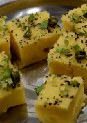 ખમણ ઢોકળાં (Khaman Dhokla Recipe In Gujarati) રેસીપી મુખ્ય ફોટો