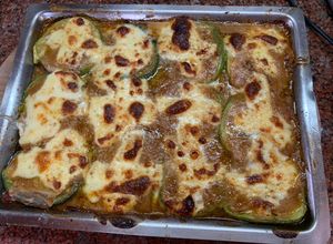 Una foto de Zapallitos con salsa boloñesa y salsa marrón (hermana de la salsa blanca)