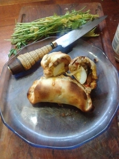 Una foto de Empanadas de chambota (ciambota) y queso al parrigas