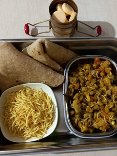 हिरव्या मुगाची उसळ आणि पोळी (Hirvya Moongachi Usal Aani polya Recipe In Marathi) रेसिपी चे मुख्य फोटो