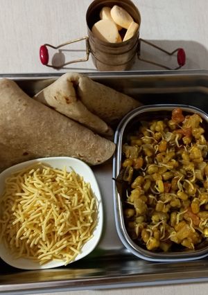 हिरव्या मुगाची उसळ आणि पोळी (Hirvya Moongachi Usal Aani polya Recipe In Marathi) रेसिपी चे मुख्य फोटो 
