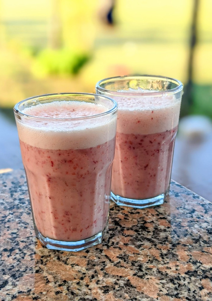 Una foto de Licuado de banana y frutilla 🍌🍓