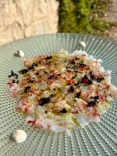 Una foto de Carpaccio de gamba roja con caviar y mahonesa picante