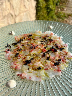 Una foto de Carpaccio de gamba roja con caviar y mahonesa picante