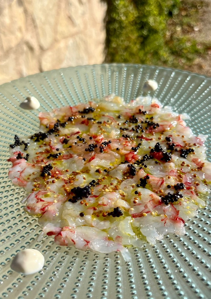 Una foto de Carpaccio de gamba roja con caviar y mahonesa picante