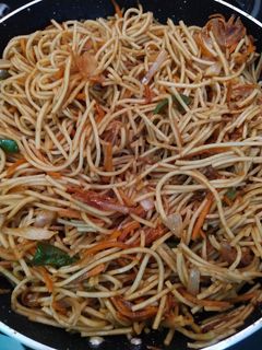वेज चाउमीन (Veg Chow mein recipe in Hindi) रेसिपी मुख्य फोटो