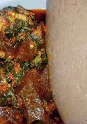 A picture of Vegetable soup with wheat swallow.