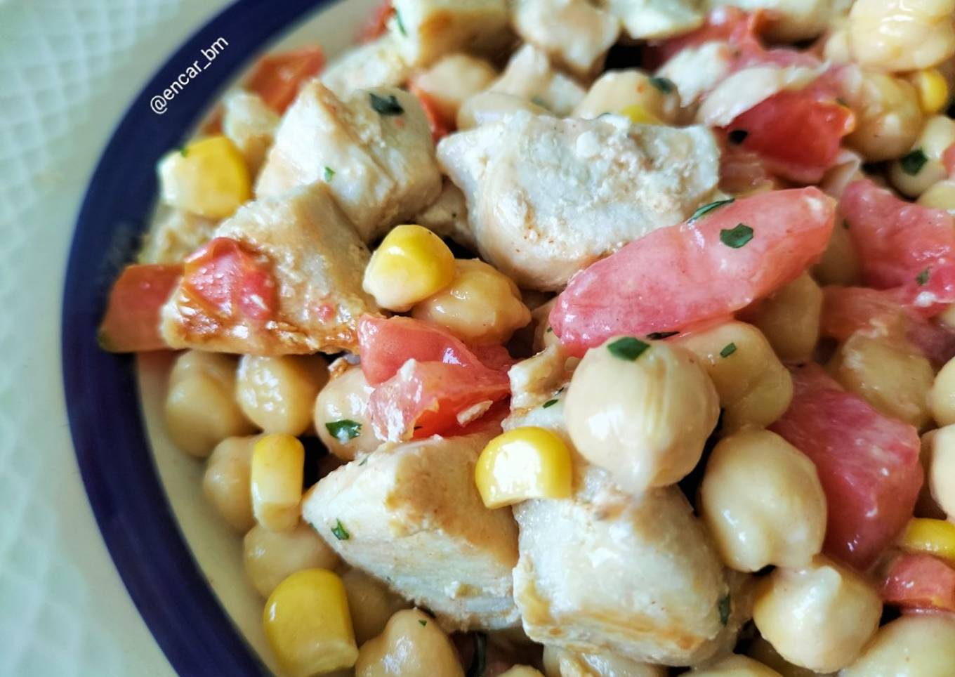 Ensalada de garbanzos con pollo y mayonesa al pimentón