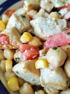 Una foto de Ensalada de garbanzos con pollo y mayonesa al pimentón