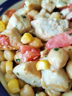 Una foto de Ensalada de garbanzos con pollo y mayonesa al pimentón