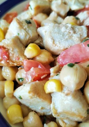 Una foto de Ensalada de garbanzos con pollo y mayonesa al pimentón