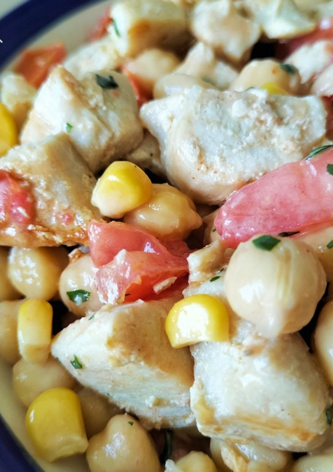 Una foto de Ensalada de garbanzos con pollo y mayonesa al pimentón