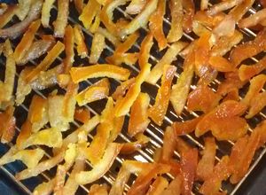 Una foto de Cascaritas de naranja confitadas