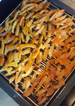 Una foto de Cascaritas de naranja confitadas