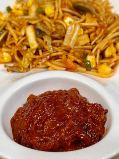 शेजवान सॉस (schezwan sauce recipe in marathi) रेसिपी चे मुख्य फोटो