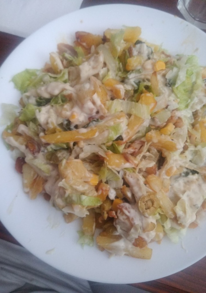 Una foto de Kebab con acompañamiento de patatas, cebolla y pimientos