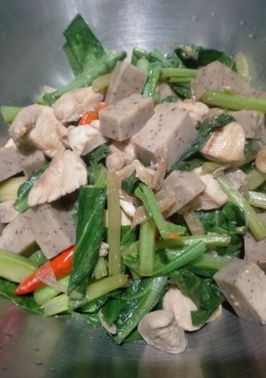 รูปของ ผัดคะน้าหมูยอไก่