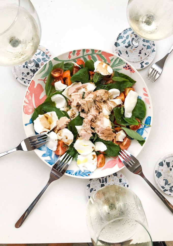 Una foto de Ensalada Caprese con Bonito