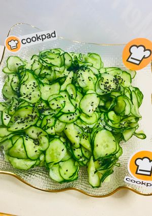 Una foto de Japanese pepino curtido con ajonjolí!