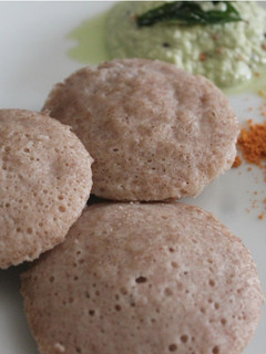 சிகப்பு அரிசி இட்லி(red rice idli recipe in tamil) செய்முறை முக்கிய புகைப்படம்