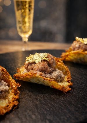 Foto di Cialda croccante di patate, crema di lenticchie con bocconcino di salciccia 🥔🫘🥓