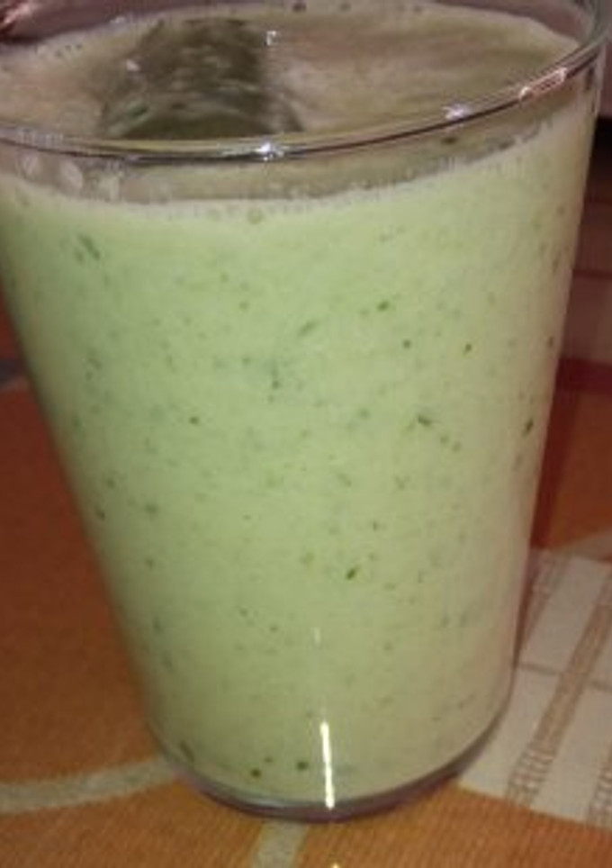 Una foto de Batido de melón, lima, espinacas, hierbabuena y bebida vegetal