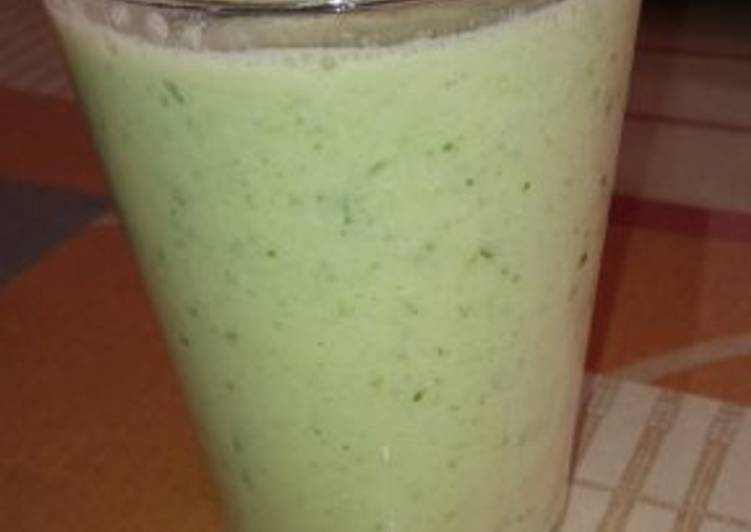 Batido de melón, lima, espinacas, hierbabuena y bebida vegetal