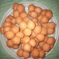 A picture of Gbomgbo (Bambara cookies).