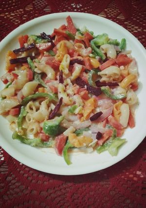 A picture of Pasta salad in white sauce.