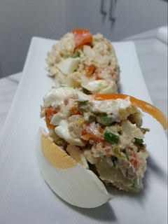 Una foto de Ensaladilla Rusa con Lunas de Huevo