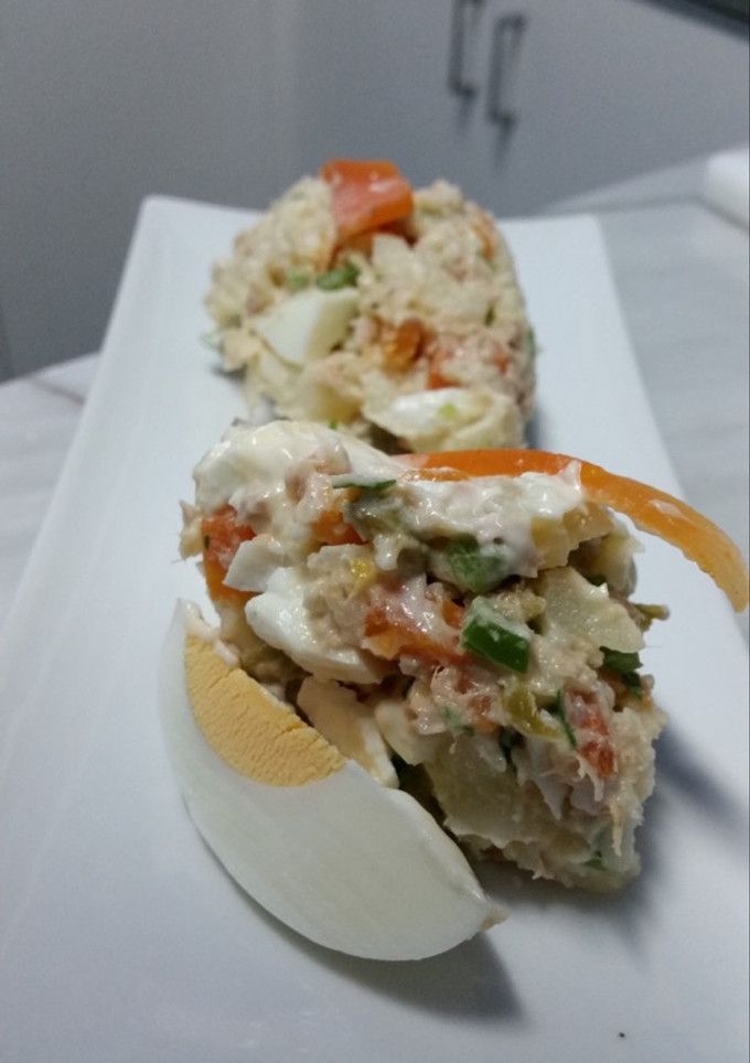 Una foto de Ensaladilla Rusa con Lunas de Huevo