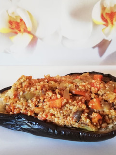 Una foto de Berenjenas rellenas de cuscús con verduras