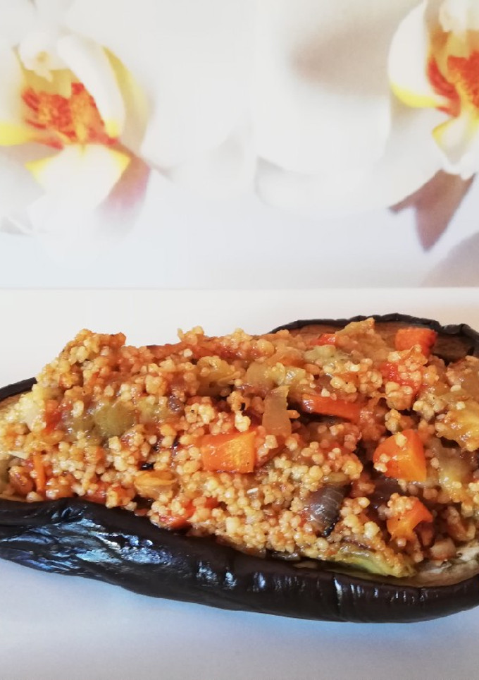 Una foto de Berenjenas rellenas de cuscús con verduras